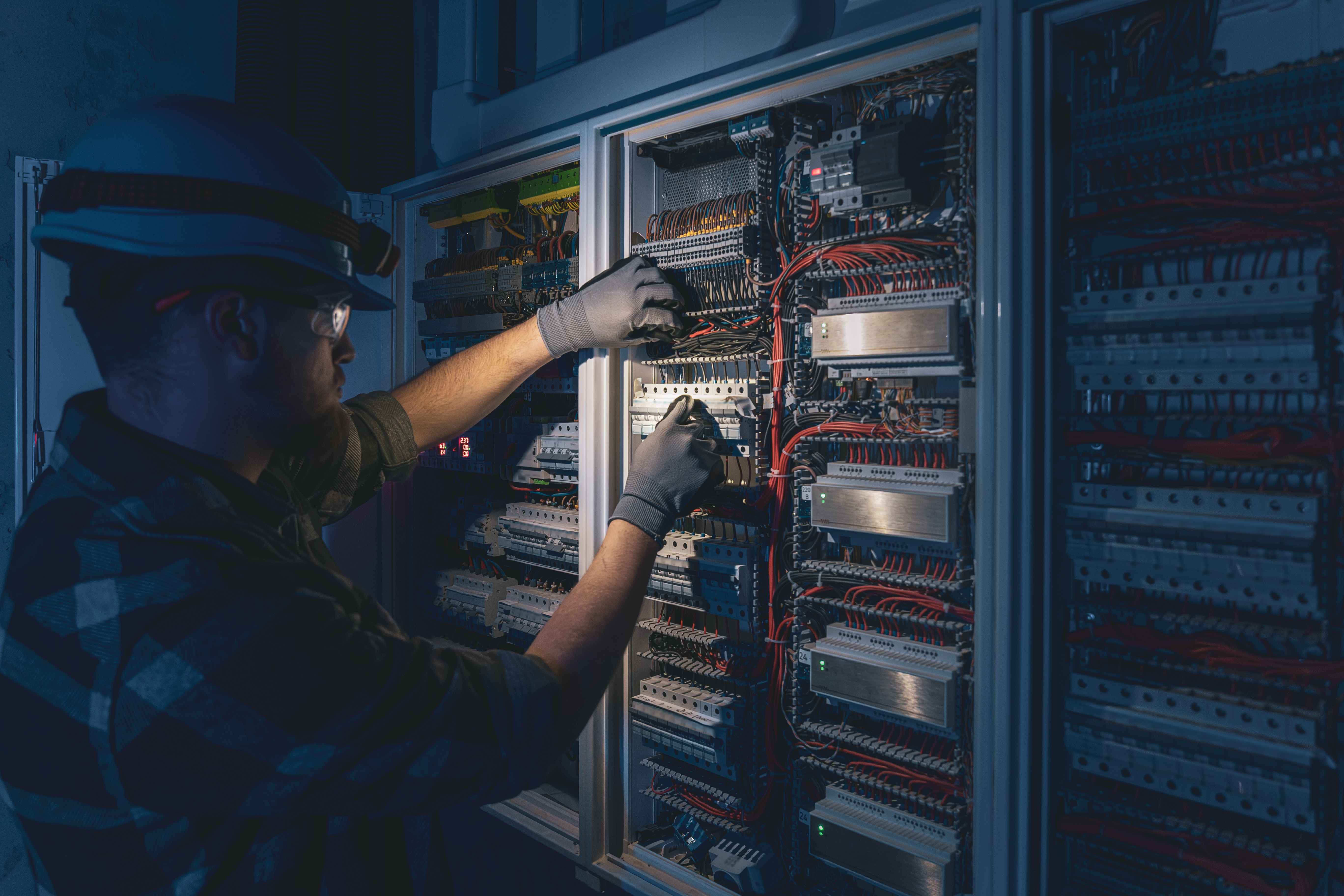 Jasa Mechanical dan Electrical HVAC Permipaan Electrical Kabel dan Panel Profesional